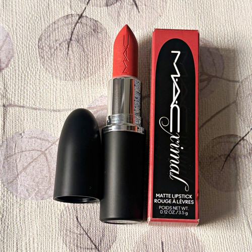 Macximal matte - m·a·c,